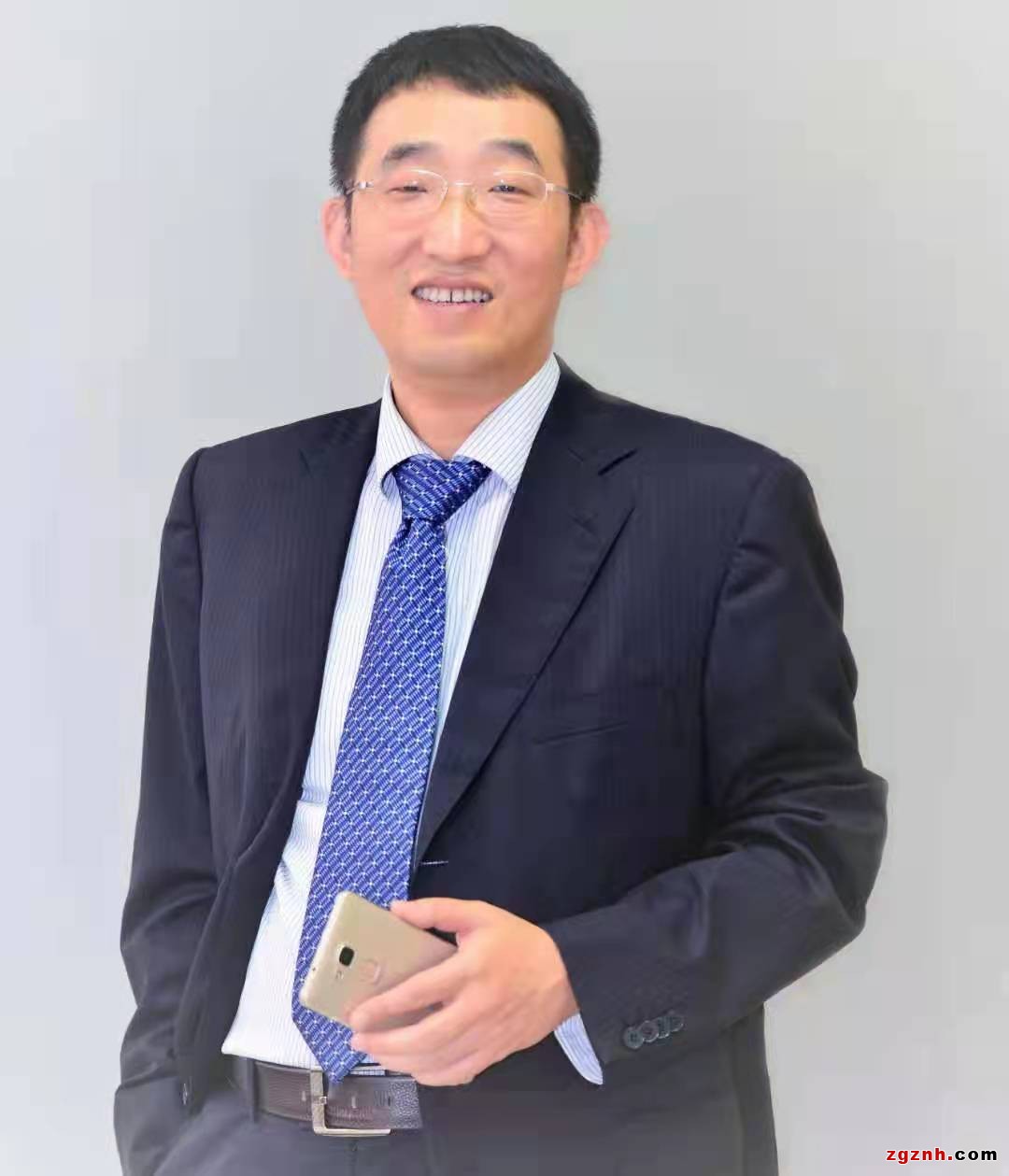 李剛，華為公司原副總裁，1996年加入華為，是公司早期創(chuàng)業(yè)、研發(fā)、拓展市場(chǎng)的功臣，2020年從華為功成身退。對(duì)企業(yè)戰(zhàn)略、文化、人力資源、產(chǎn)品研發(fā)，市場(chǎng)營(yíng)銷，技術(shù)服務(wù)、質(zhì)量與運(yùn)營(yíng)等方面有豐富的實(shí)戰(zhàn)經(jīng)驗(yàn)。華為管理體系貢獻(xiàn)最高榮譽(yù)獎(jiǎng)“藍(lán)血十杰”獲得者，華為大學(xué)“金牌講師”。